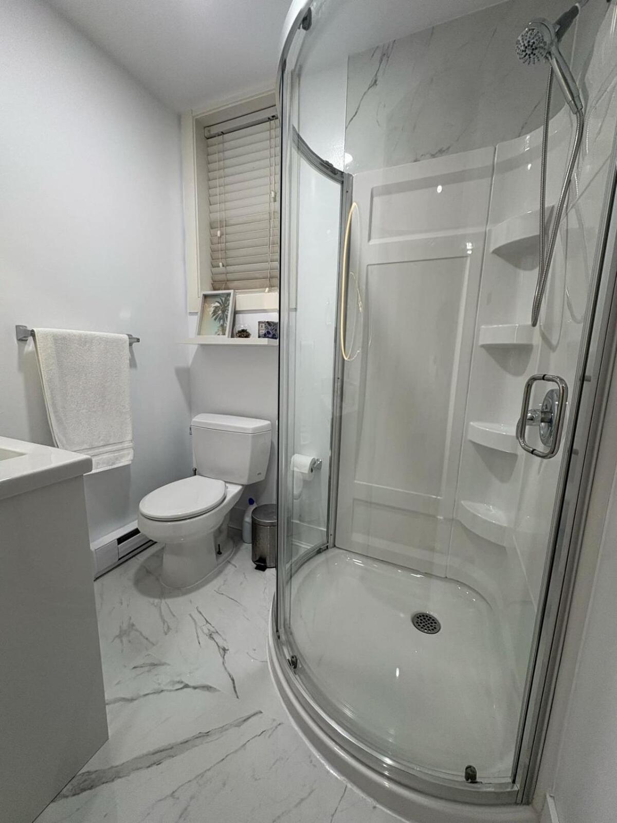 Guest Room With Private Bath In Langford Victoria Esterno foto