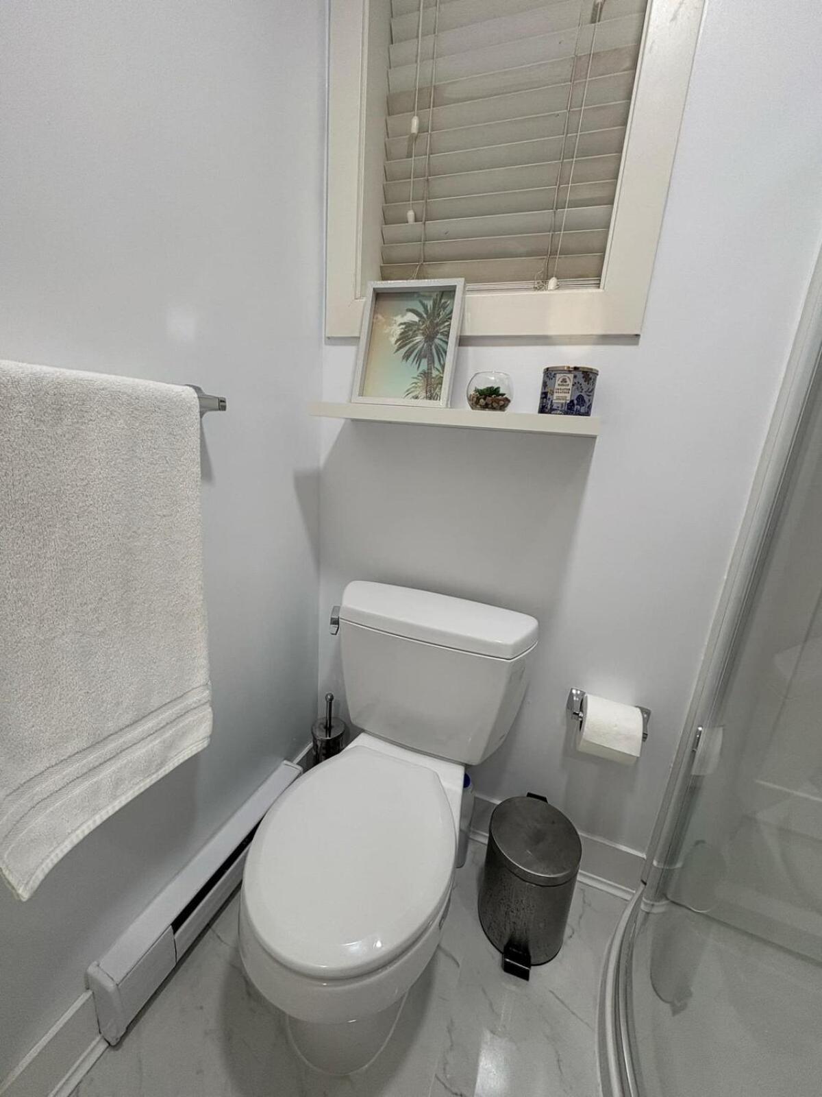 Guest Room With Private Bath In Langford Victoria Esterno foto