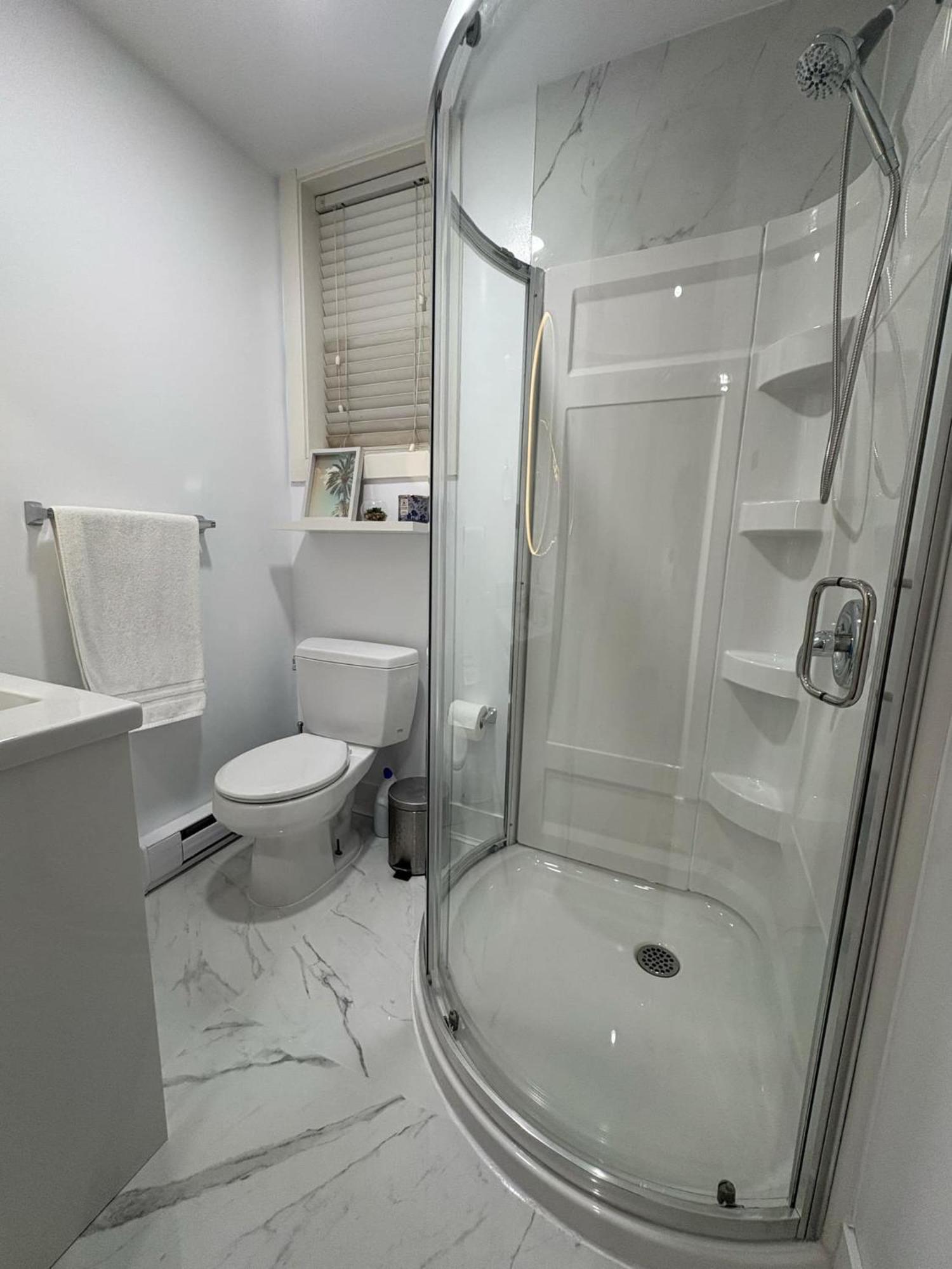 Guest Room With Private Bath In Langford Victoria Esterno foto